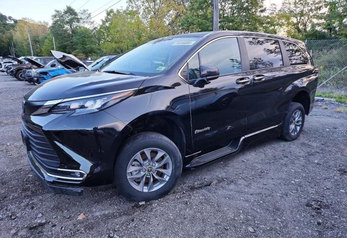 Salvage 2024 Toyota Sienna Braunability in Черный
