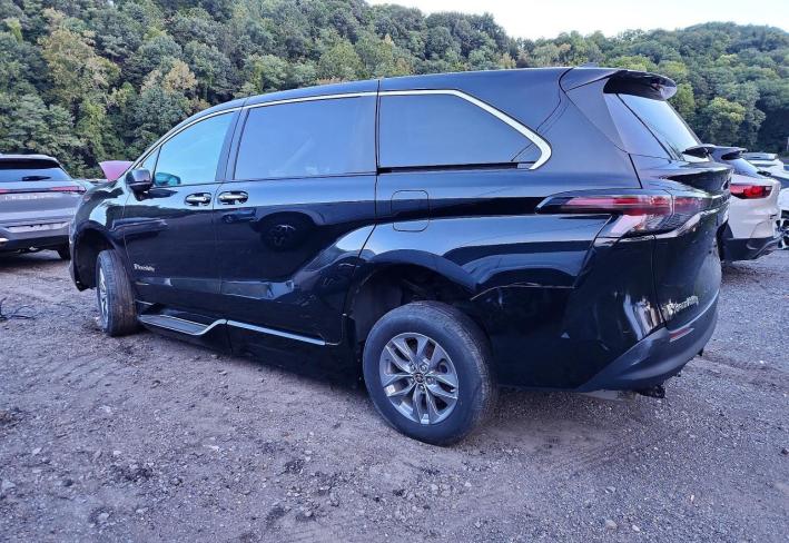 Salvage 2024 Toyota Sienna Braunability in Черный