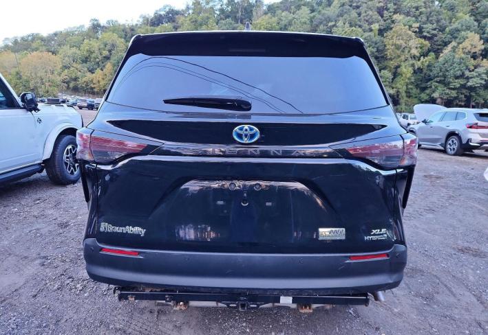 Salvage 2024 Toyota Sienna Braunability in Черный