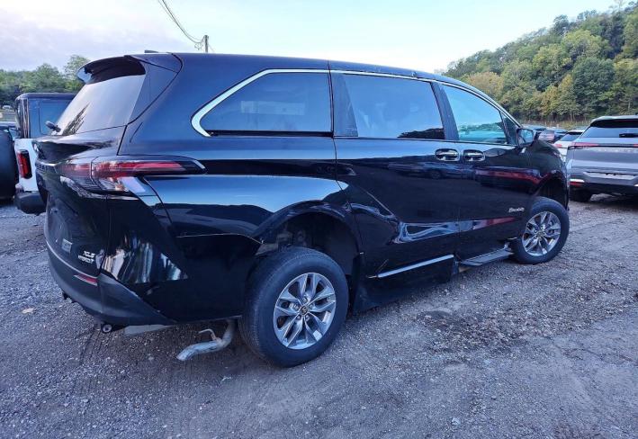 Salvage 2024 Toyota Sienna Braunability in Черный