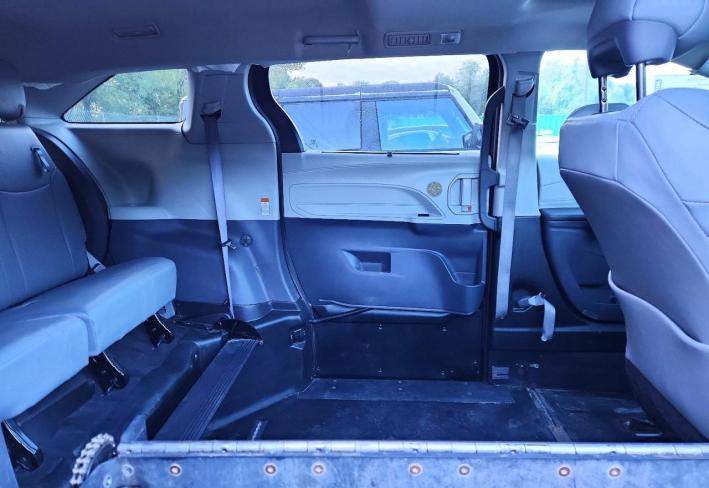 Salvage 2024 Toyota Sienna Braunability in Черный