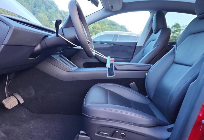 Salvage 2026 Tesla Model Y  in Бордовый