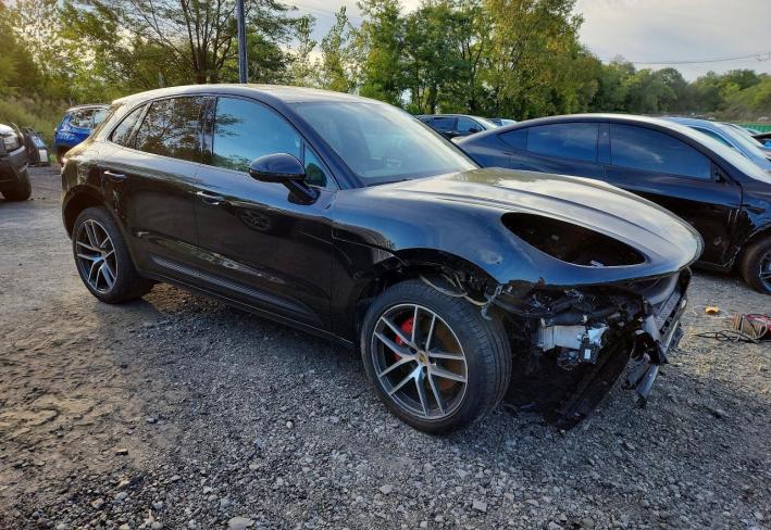 Salvage 2025 Porsche Macan S in Черный