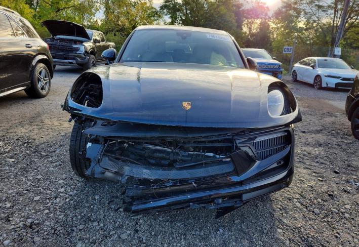 Salvage 2025 Porsche Macan S in Черный
