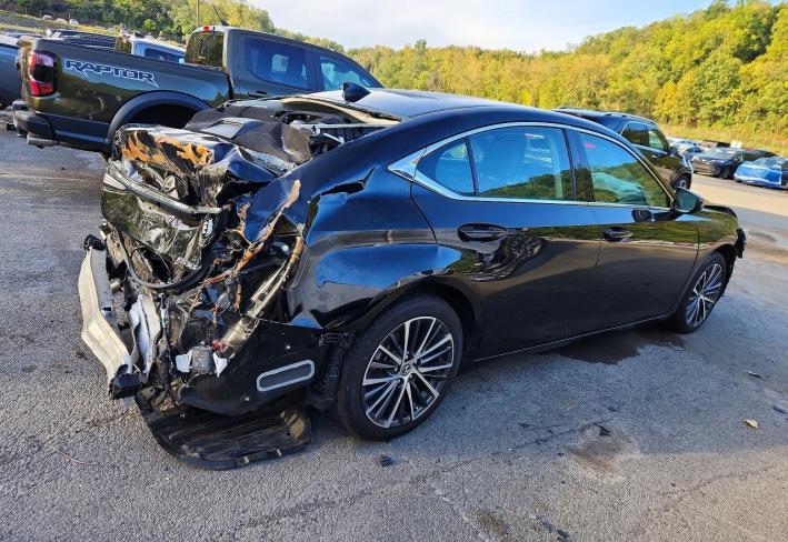 Salvage 2023 Lexus Es 300h  in Черный