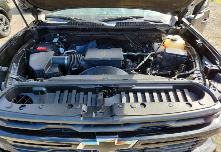 Salvage 2025 Chevrolet Silverado  in Черный