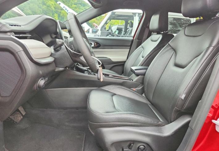 Salvage 2025 Jeep Compass Limited in Бордовый