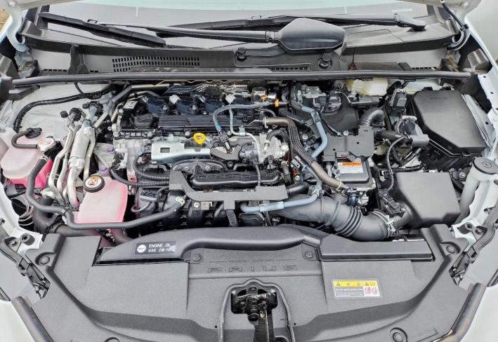 Salvage 2025 Toyota Prius Plug-in Hybrid Se in Белый