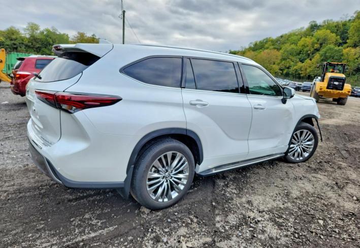 Salvage 2024 Toyota Highlander Platinum in Белый
