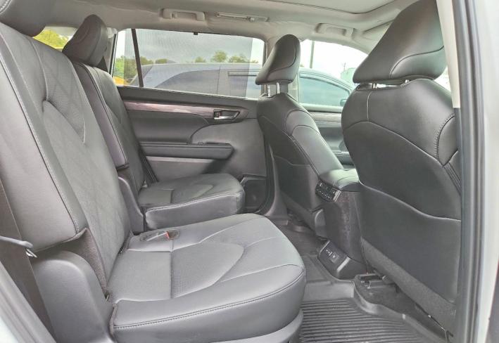 Salvage 2024 Toyota Highlander Platinum in Белый