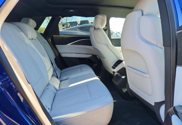 Salvage 2024 Cadillac Lyriq Luxury in Синий