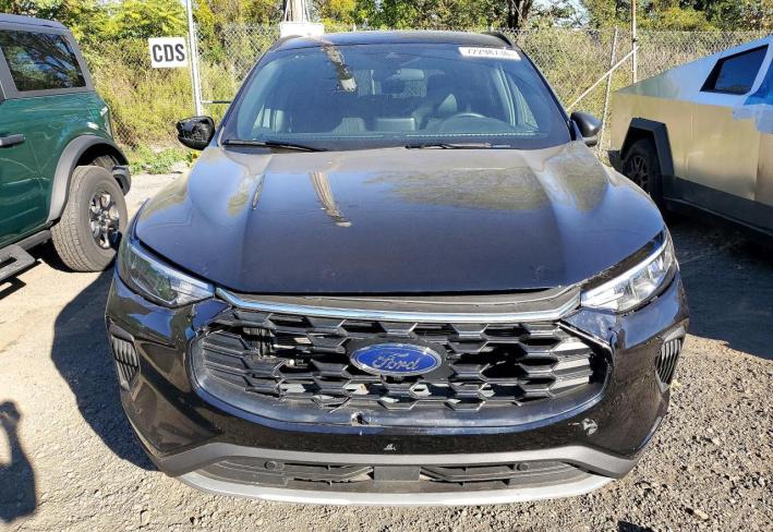 Salvage 2025 Ford Escape  in Black