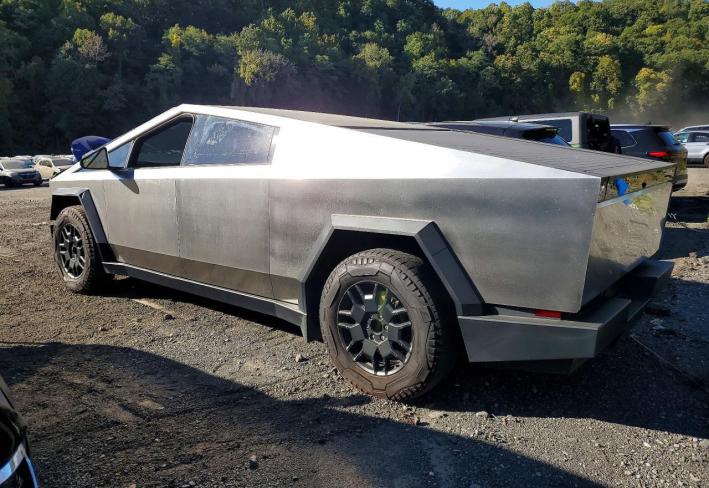 Salvage 2024 Tesla Cybertruck  in Серый