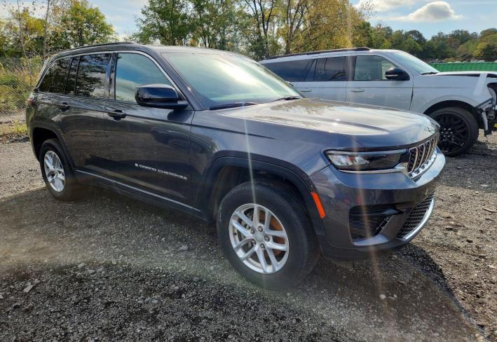 Salvage 2024 Jeep Grand Cherokee Laredo in Gray