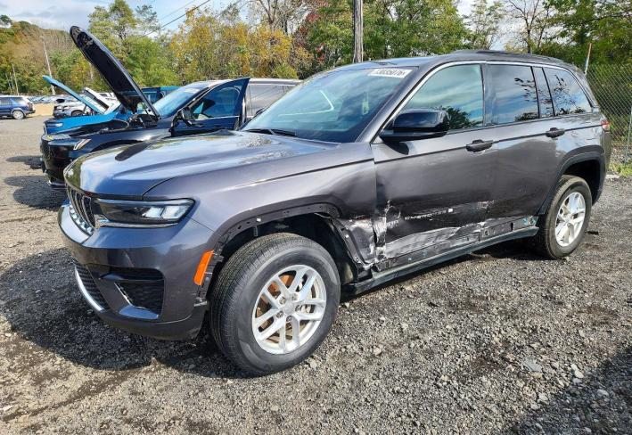 Salvage 2024 Jeep Grand Cherokee Laredo in Gray
