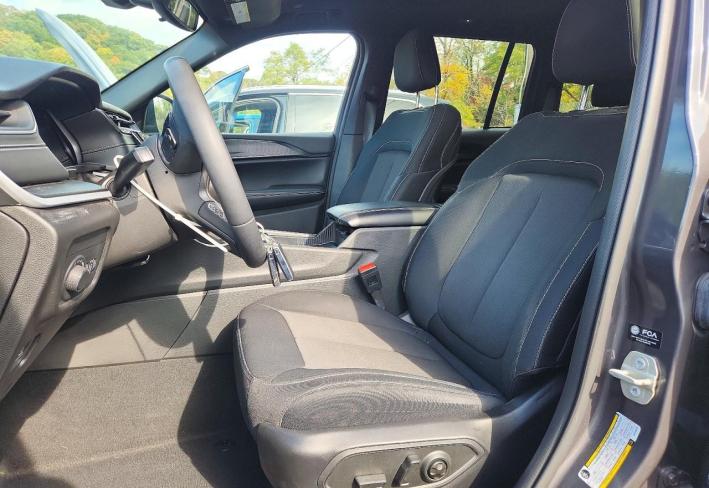 Salvage 2024 Jeep Grand Cherokee Laredo in Gray