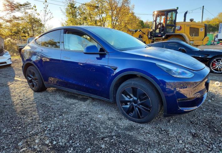 Salvage 2025 Tesla Model Y  in Синий