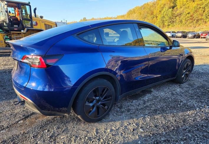 Salvage 2025 Tesla Model Y  in Синий