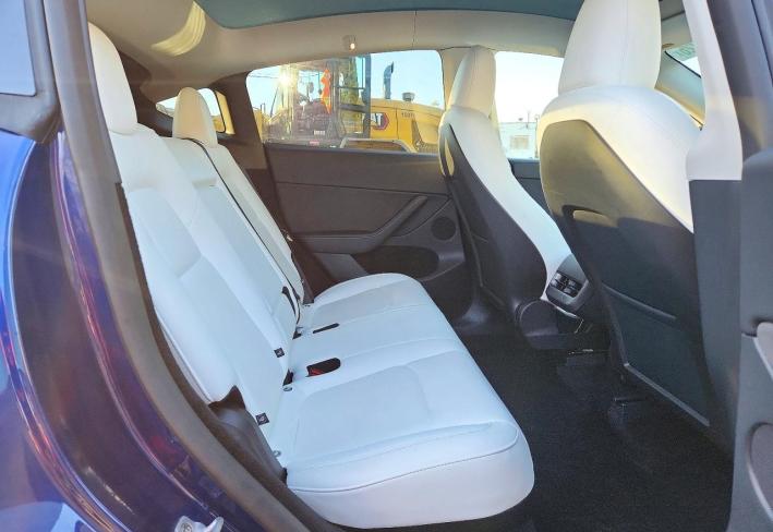 Salvage 2025 Tesla Model Y  in Синий