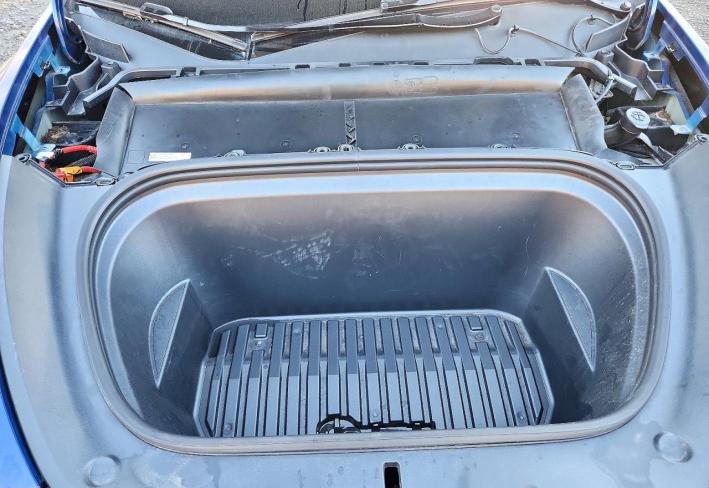 Salvage 2025 Tesla Model Y  in Синий