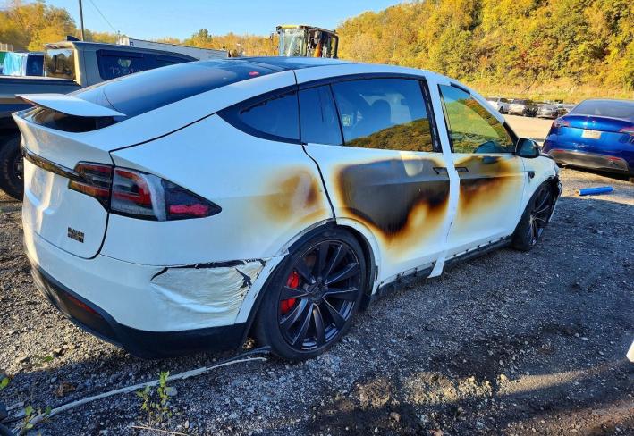 Salvage 2024 Tesla Model X  in Белый