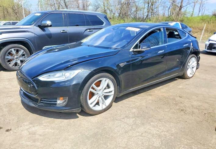 Salvage 2015 Tesla Model S  in Black