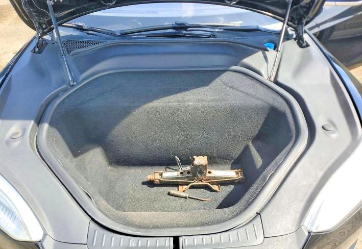 Salvage 2015 Tesla Model S  in Black