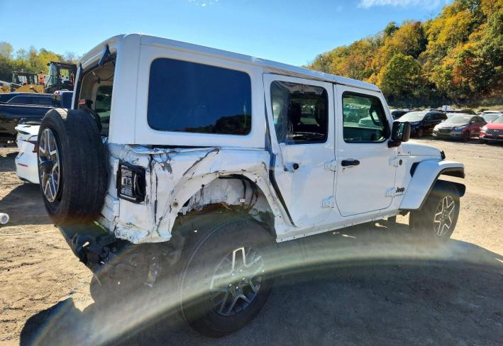 Salvage 2025 Jeep Wrangler Sahara in Белый
