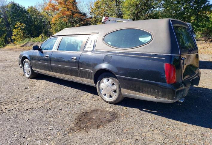 Salvage 2003 Cadillac Commercial Hearse in Черный