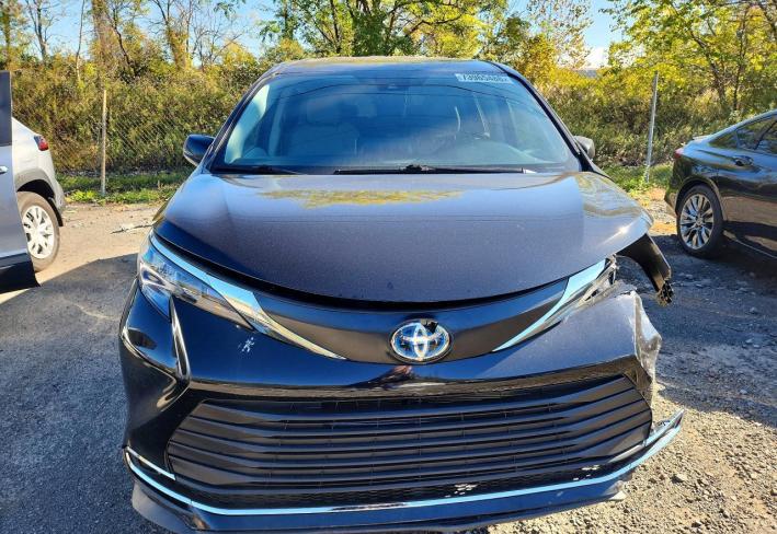 Salvage 2024 Toyota Sienna  in Black