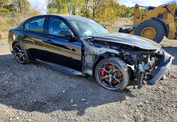 Salvage 2023 Alfa Romeo Giulia Quadrifoglio in Черный