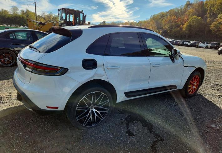 Salvage 2022 Porsche Macan  in Белый