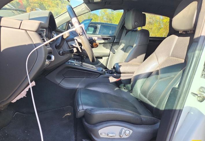 Salvage 2022 Porsche Macan  in Белый
