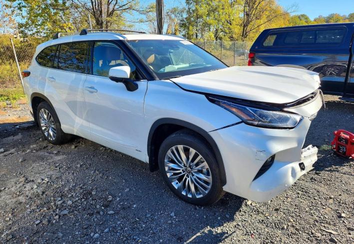 Salvage 2025 Toyota Highlander Hybrid Platinum in White