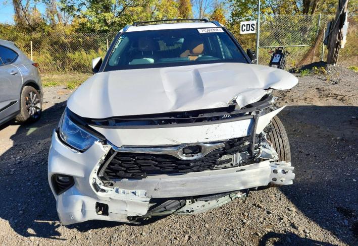 Salvage 2025 Toyota Highlander Hybrid Platinum in White