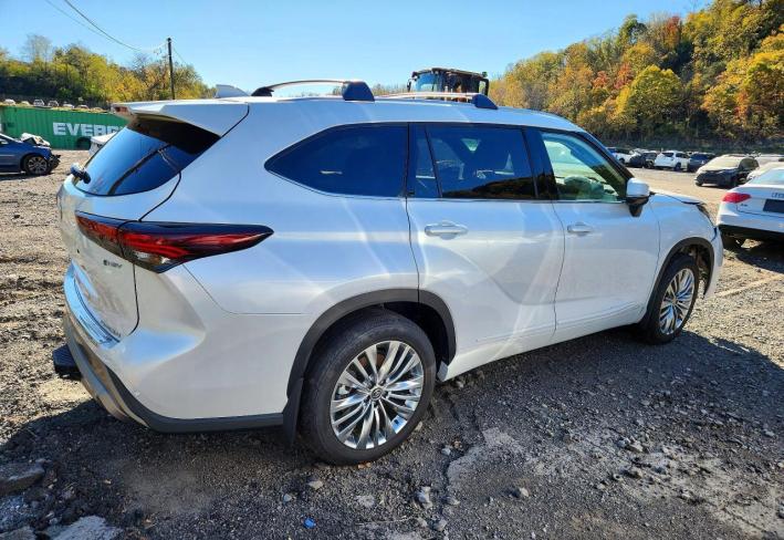 Salvage 2025 Toyota Highlander Hybrid Platinum in White