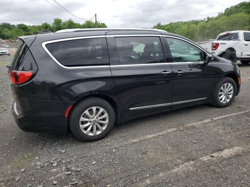 Salvage 2018 Chrysler Pacifica Touring L