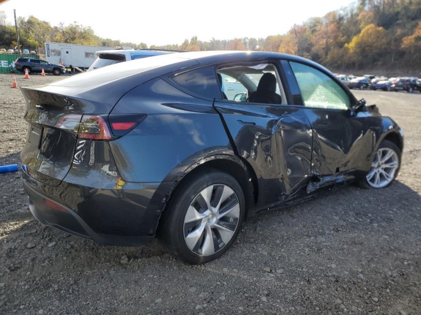 Salvage 2024 Tesla Model Y 
