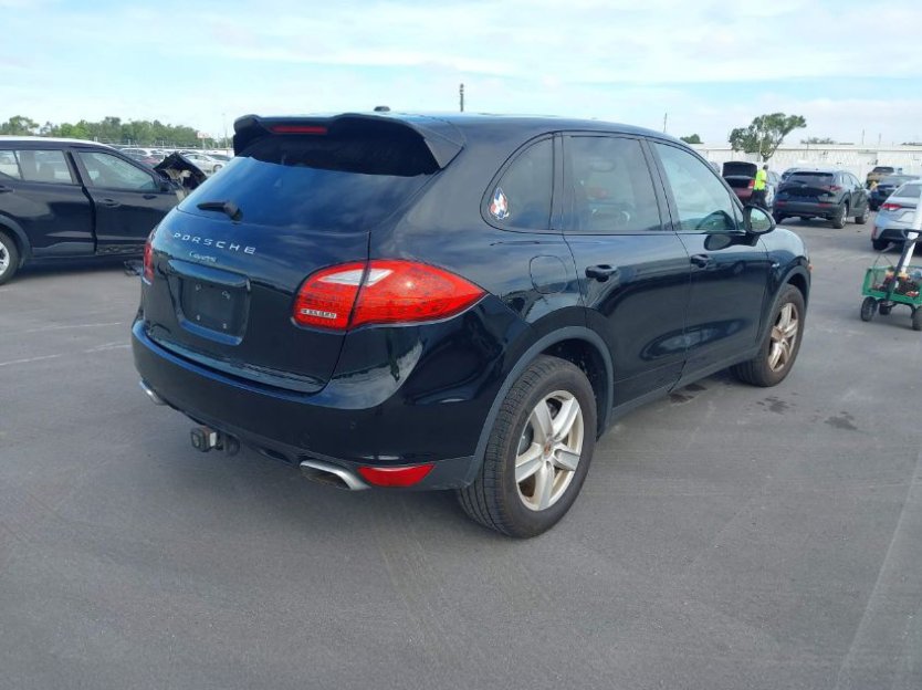 Salvage 2013 Porsche Cayenne Diesel