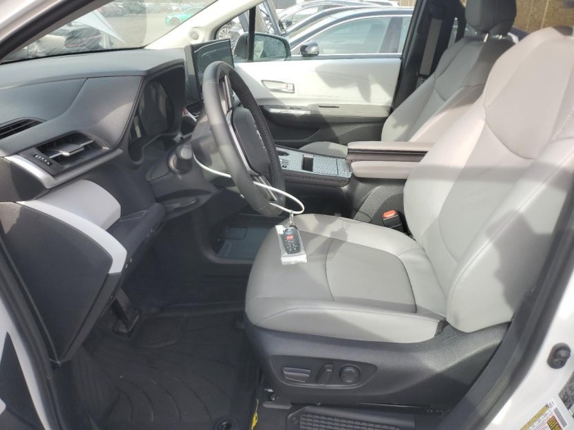 Salvage 2025 Toyota Sienna 