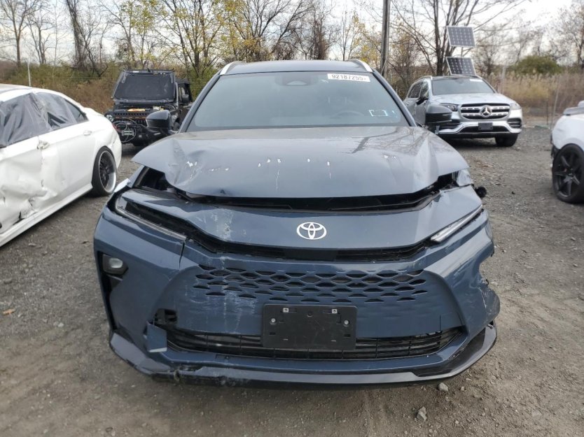 Salvage 2025 Toyota Crown Xle