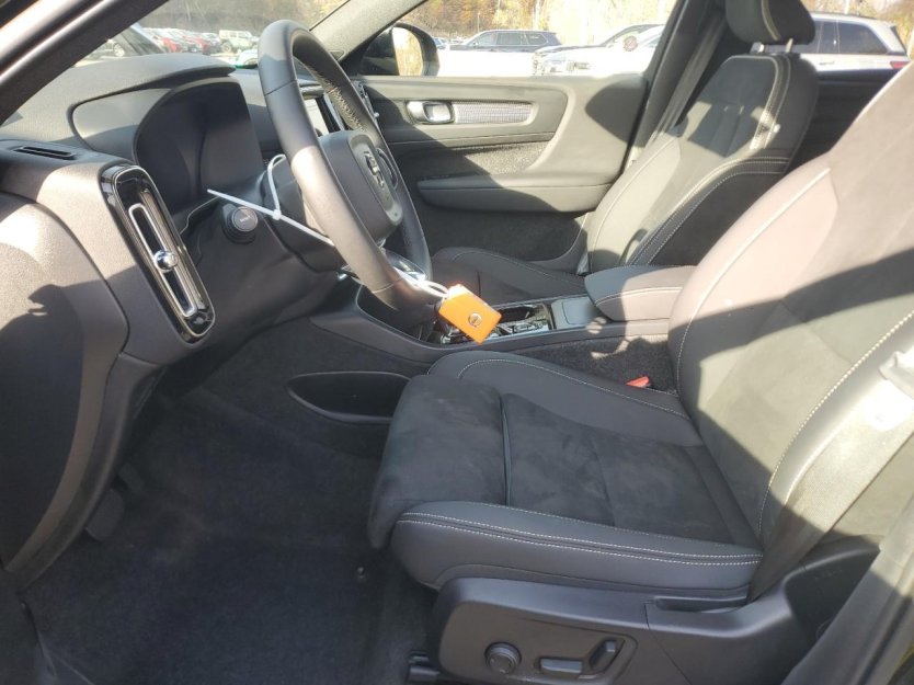 Salvage 2025 Volvo Xc40 
