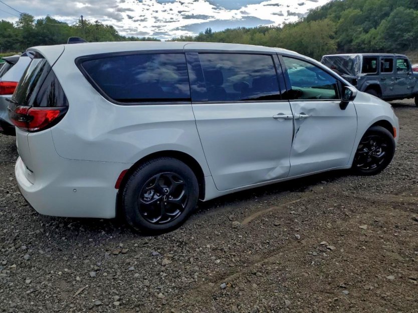 Salvage 2023 Chrysler Pacifica Hybrid Touring L