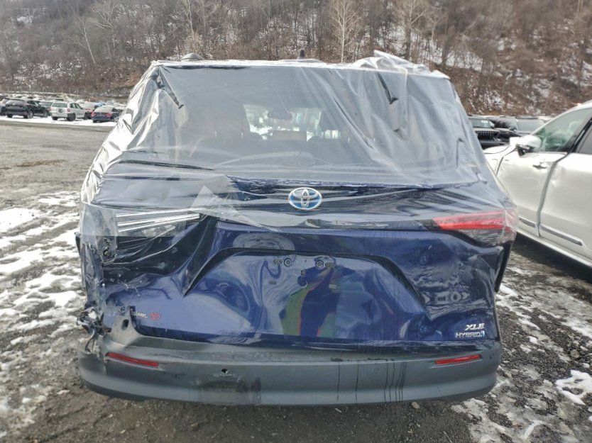 Salvage 2022 Toyota Sienna Xle