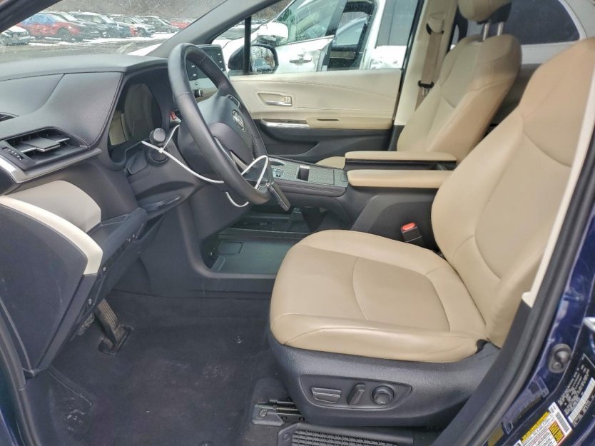 Salvage 2022 Toyota Sienna Xle
