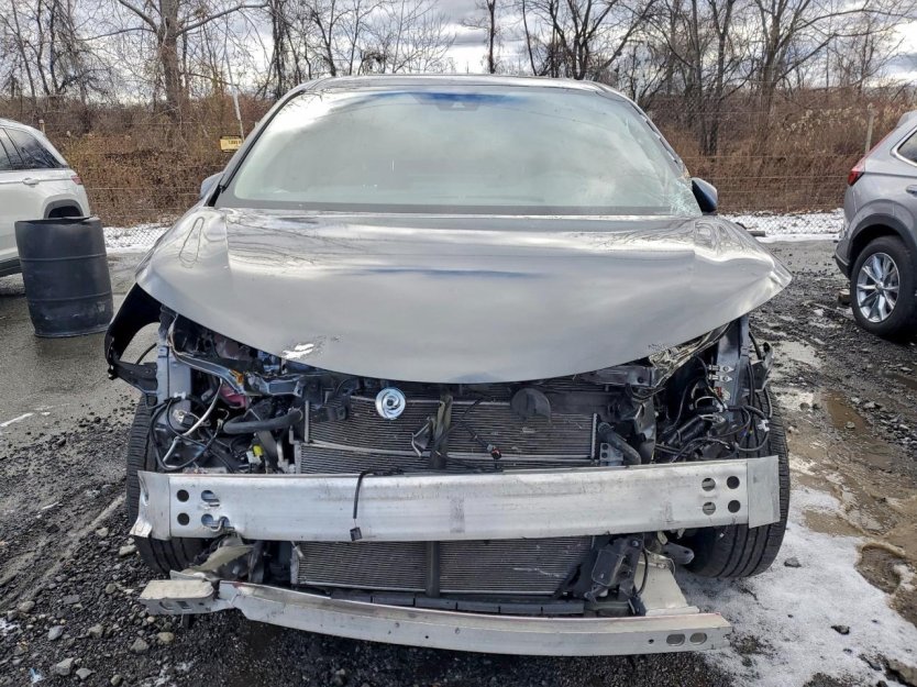 Salvage 2025 Toyota Sienna Xle