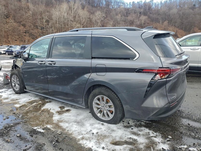 Salvage 2025 Toyota Sienna Xle