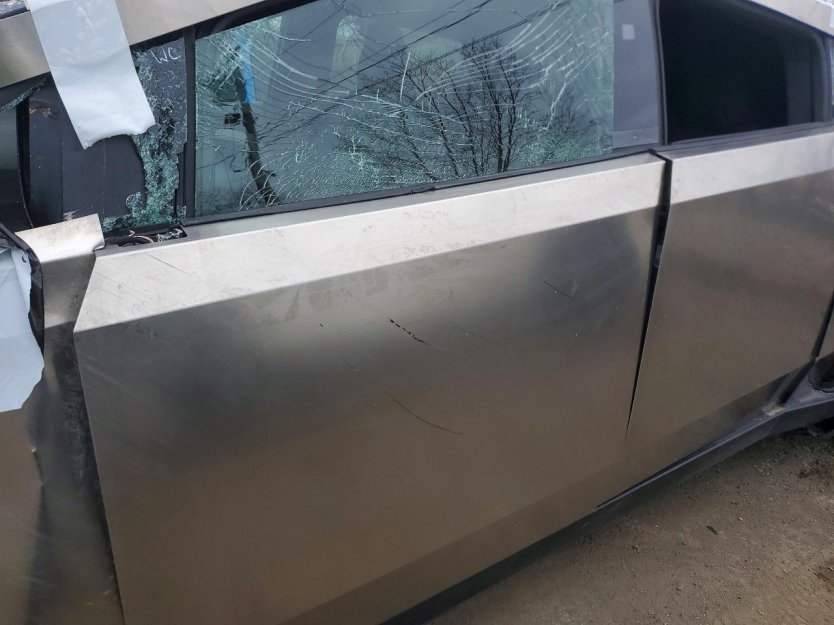 Salvage 2025 Tesla Cybertruck 