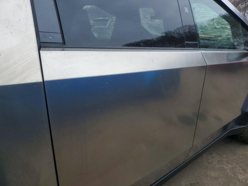 Salvage 2025 Tesla Cybertruck 