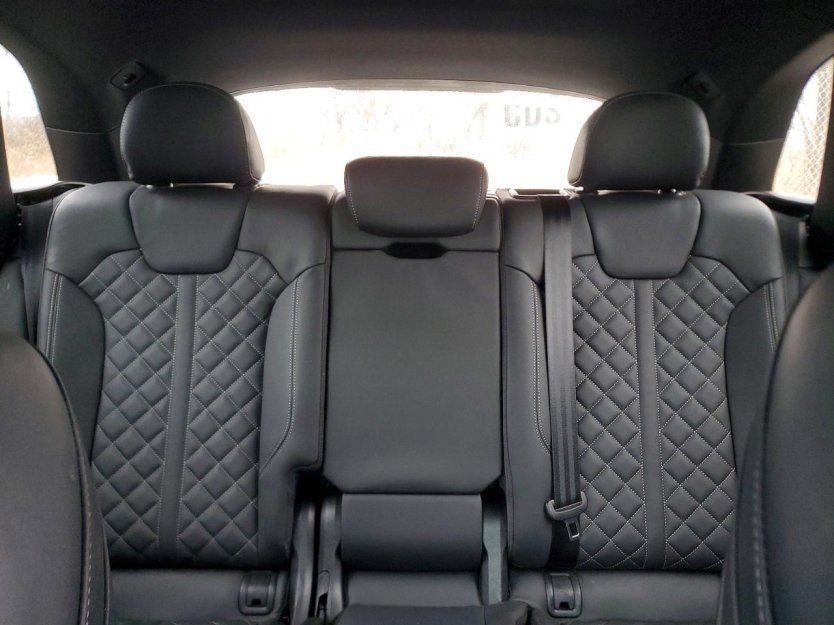 Salvage 2025 Audi Sq5 